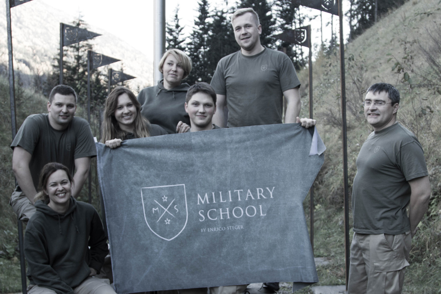 Zespół adeptów Military School z flagą