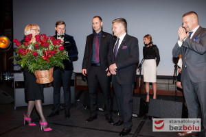 dr Magdalena Żywicka z kwiatami dla dr Jerzego Perendyka 